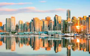 Skyline con Stanley Park al atardecer