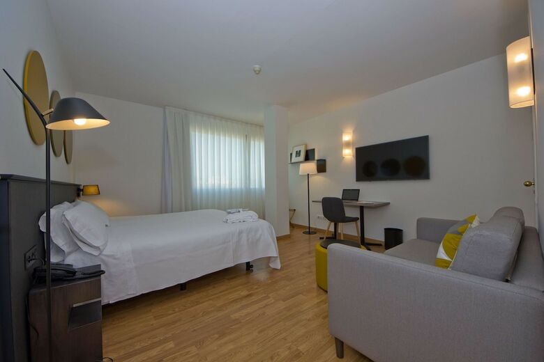 Aparthotel Atenea Vall�s