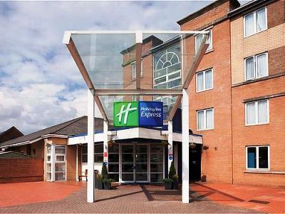 Hotel Express By Holiday Inn Cardiff Bay