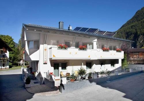 Hostal Ferienresidenz La Vita