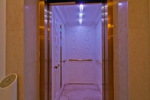 Deluxe Private Apartment