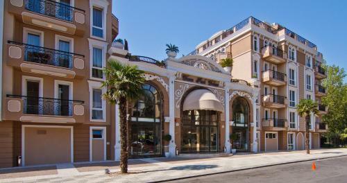 Deluxe Private Apartment