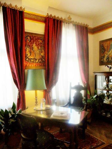Hostal B&B Near Castle