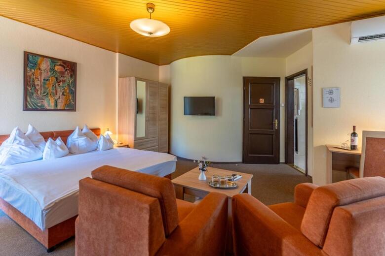 Hotel Moln�r