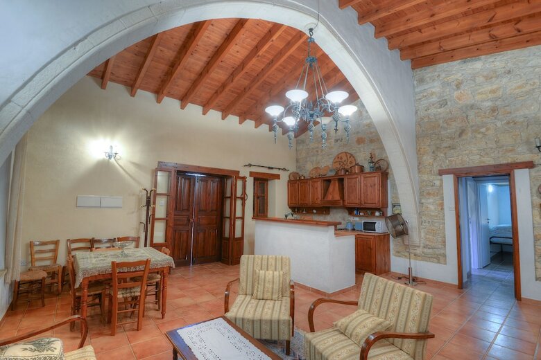 Hostal Komi Lofou Traditional House