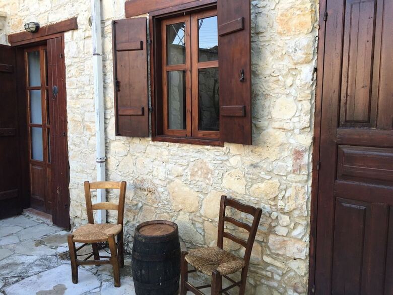 Hostal Komi Lofou Traditional House