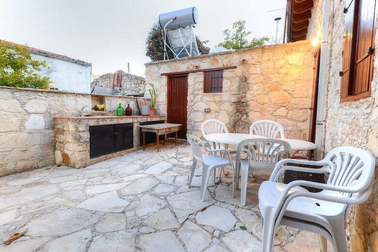 Hostal Komi Lofou Traditional House