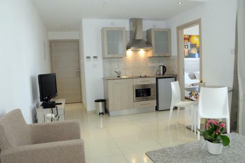 Frixos Suites Hotel Apartments