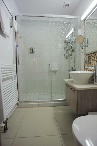 Frixos Suites Hotel Apartments