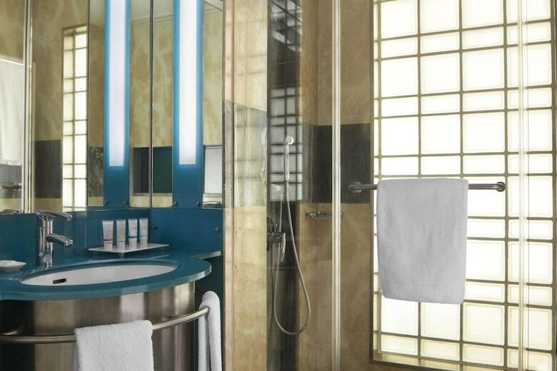 Hotel Four Points By Sheraton (clase)