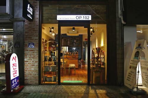 Hostal Op 102 Guesthouse