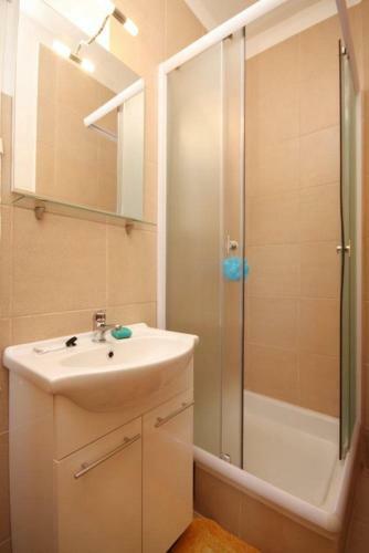 Apartment Guduce 8240a