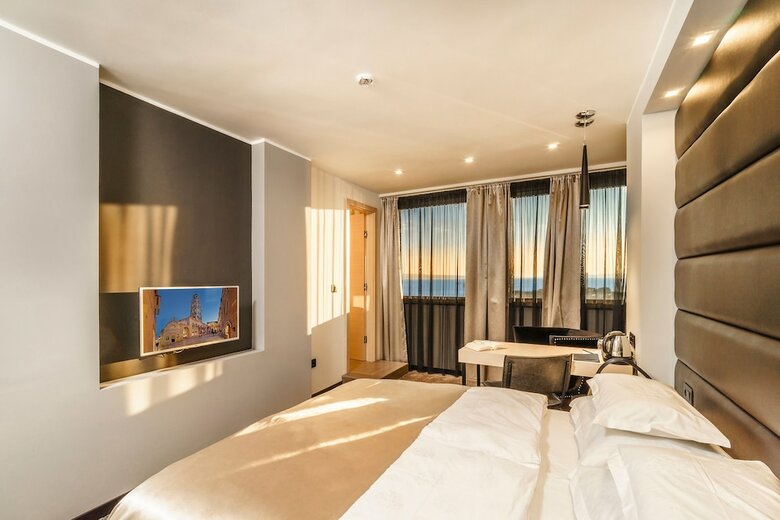 Hostal The View Luxury Rooms