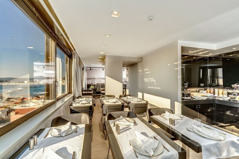 Hostal The View Luxury Rooms