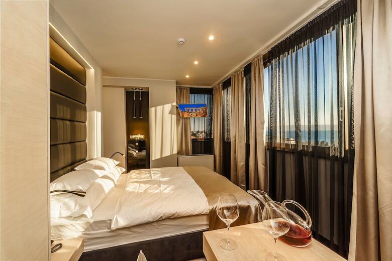 Hostal The View Luxury Rooms