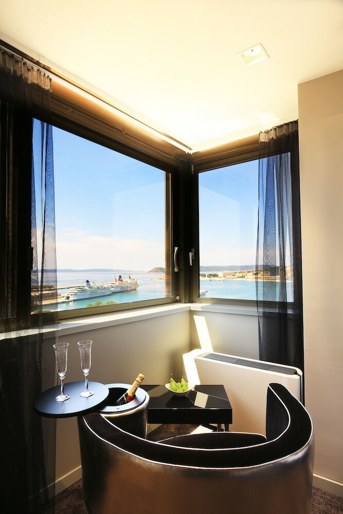 Hostal The View Luxury Rooms