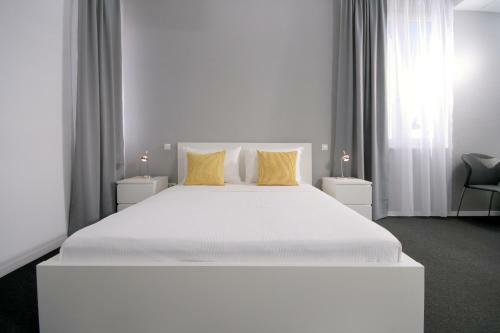 Charm Apartments And Rooms