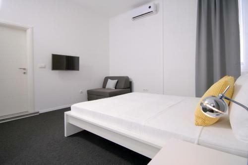 Charm Apartments And Rooms