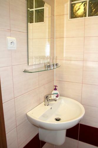 Hostal Guest House Vila Pod Lesom