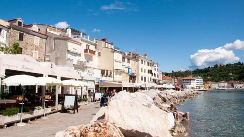 Apartments & Rooms Riva