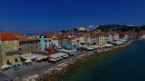 Apartments & Rooms Riva