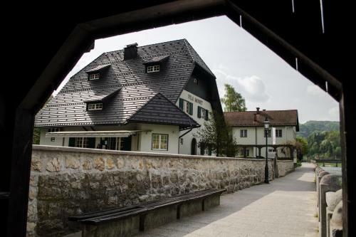 Hostal Vila Monet