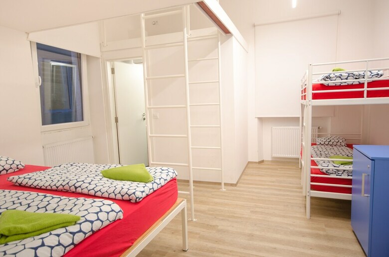 Hostal Rooms Ambro?i?