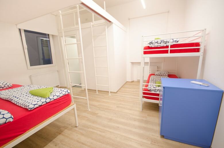 Hostal Rooms Ambro?i?