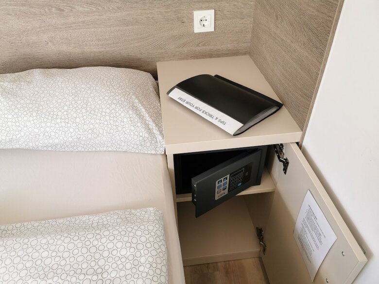 Hostal Rooms Ambro?i?