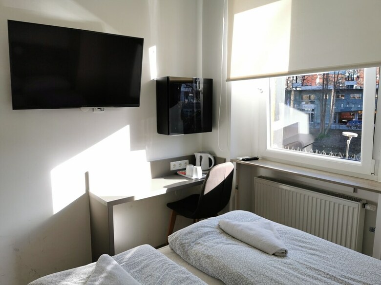 Hostal Rooms Ambro?i?