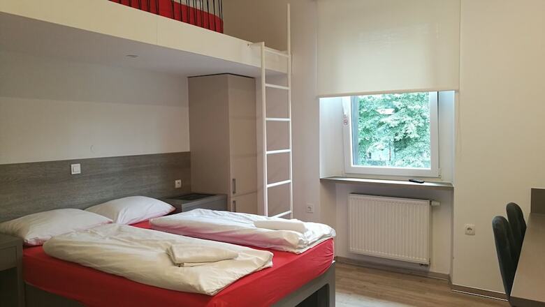 Hostal Rooms Ambro?i?