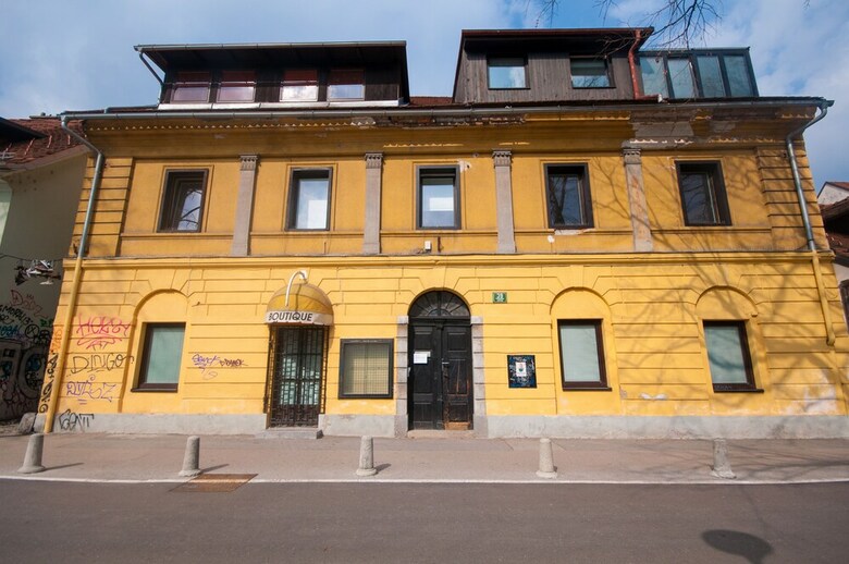 Hostal Rooms Ambro?i?