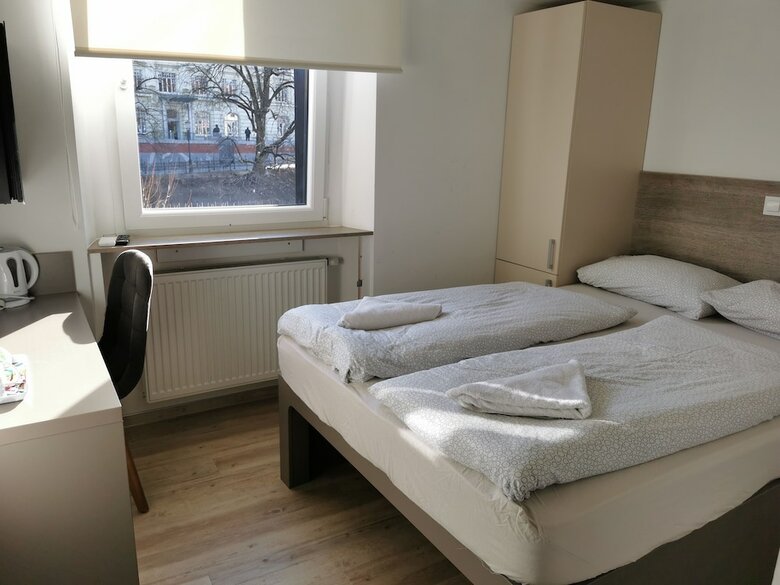 Hostal Rooms Ambro?i?