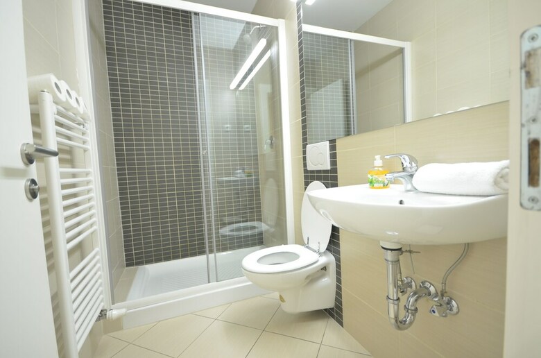 Hostal Rooms Ambro?i?