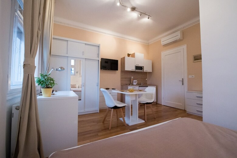 Hostal B&B Vila Teslova