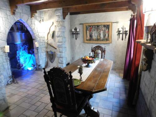 Hotel Castle Wood Theme Cottages- Couples Only