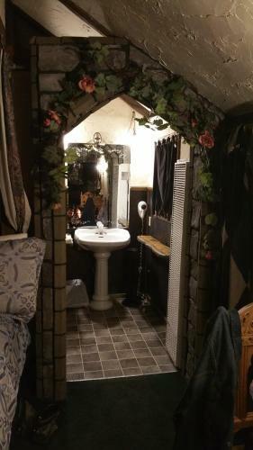 Hotel Castle Wood Theme Cottages- Couples Only