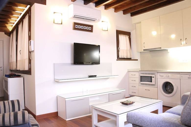 Laurel Suites Apartments