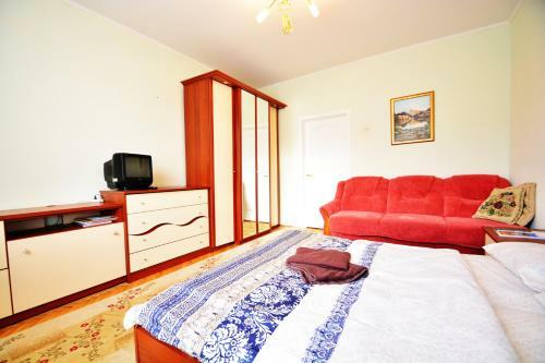 Aparton - Ploshad Podeby Victory Square