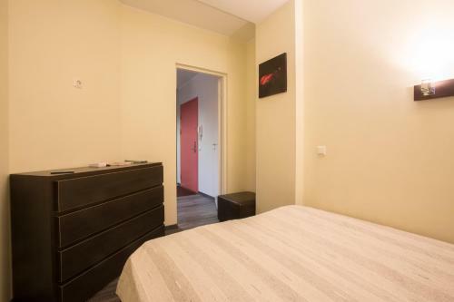 J�e Apartments