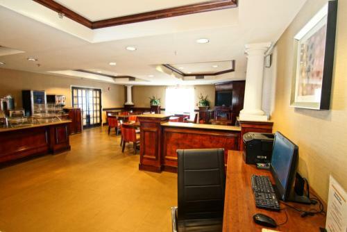 Hotel Comfort Suites North Brunswick