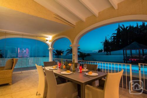Abahana Villa Lou