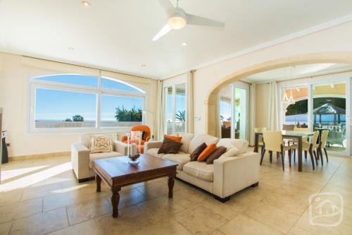 Abahana Villa Lou