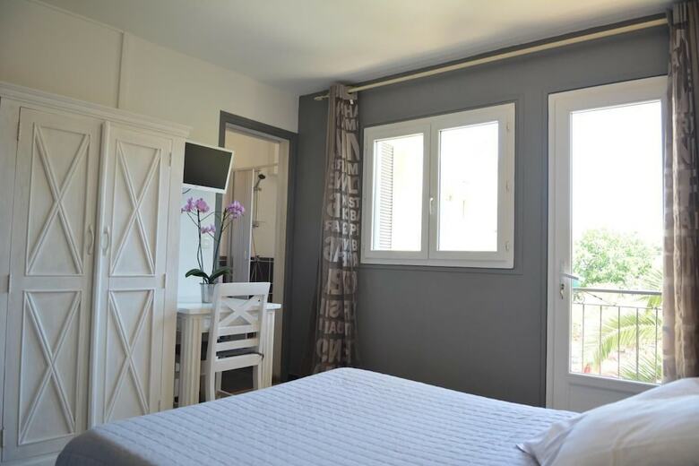 Hotel H�tel Le Grillon