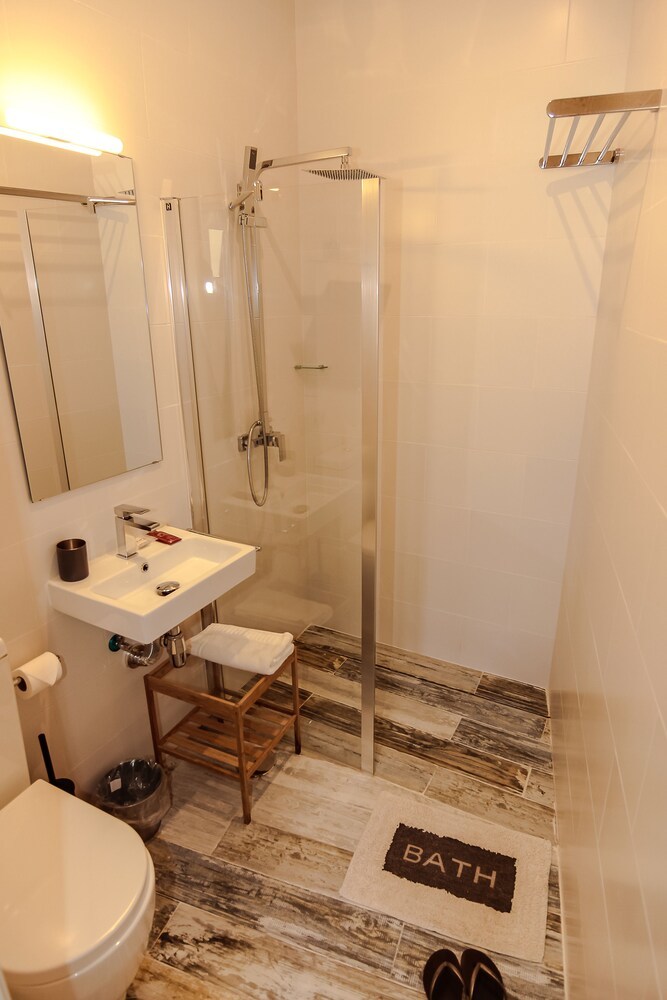 Hostal The 8 Rooms House