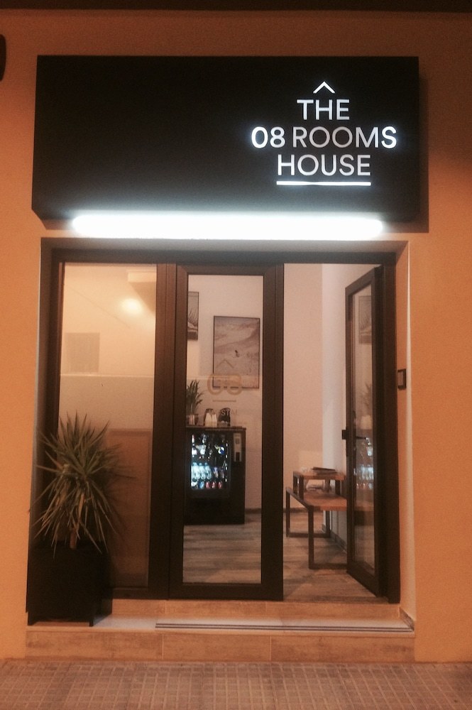 Hostal The 8 Rooms House