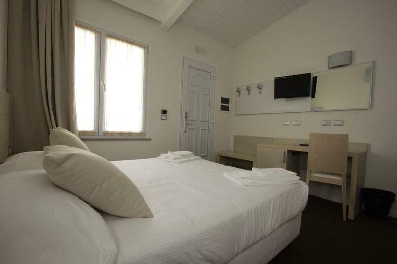 Hotel Paradise Airport