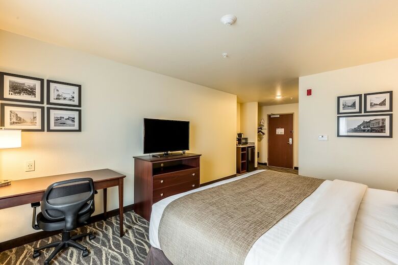 Cobblestone Hotel & Suites - Chippewa Falls