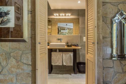 Hostal The Rhone Retreat