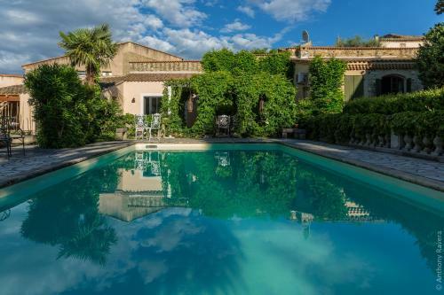 Hostal The Rhone Retreat